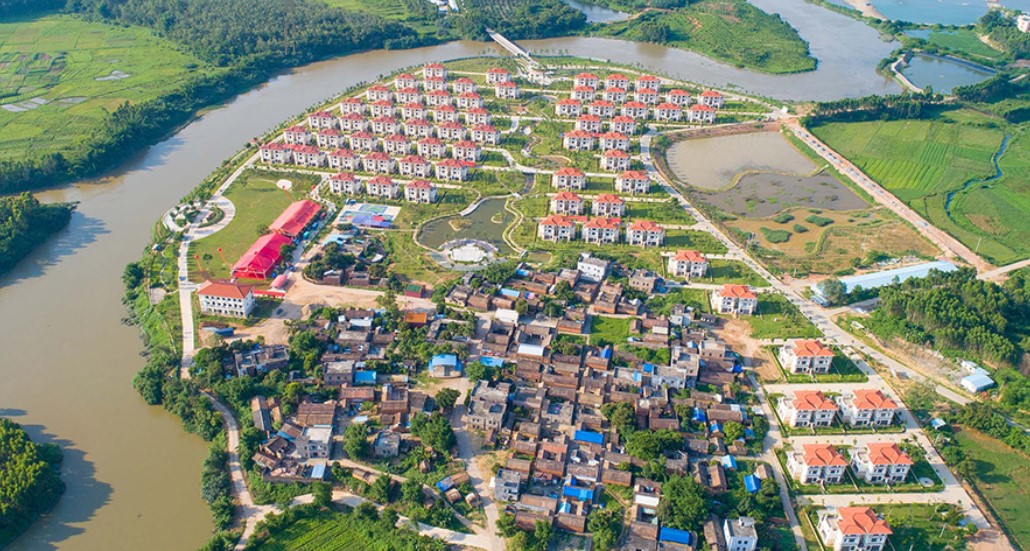 Dân làng quyên tiền giúp chàng trai nghèo vào đại học, khi cậu thành tỷ phú bèn xây 250 biệt thự nguy nga tri ân cả làng